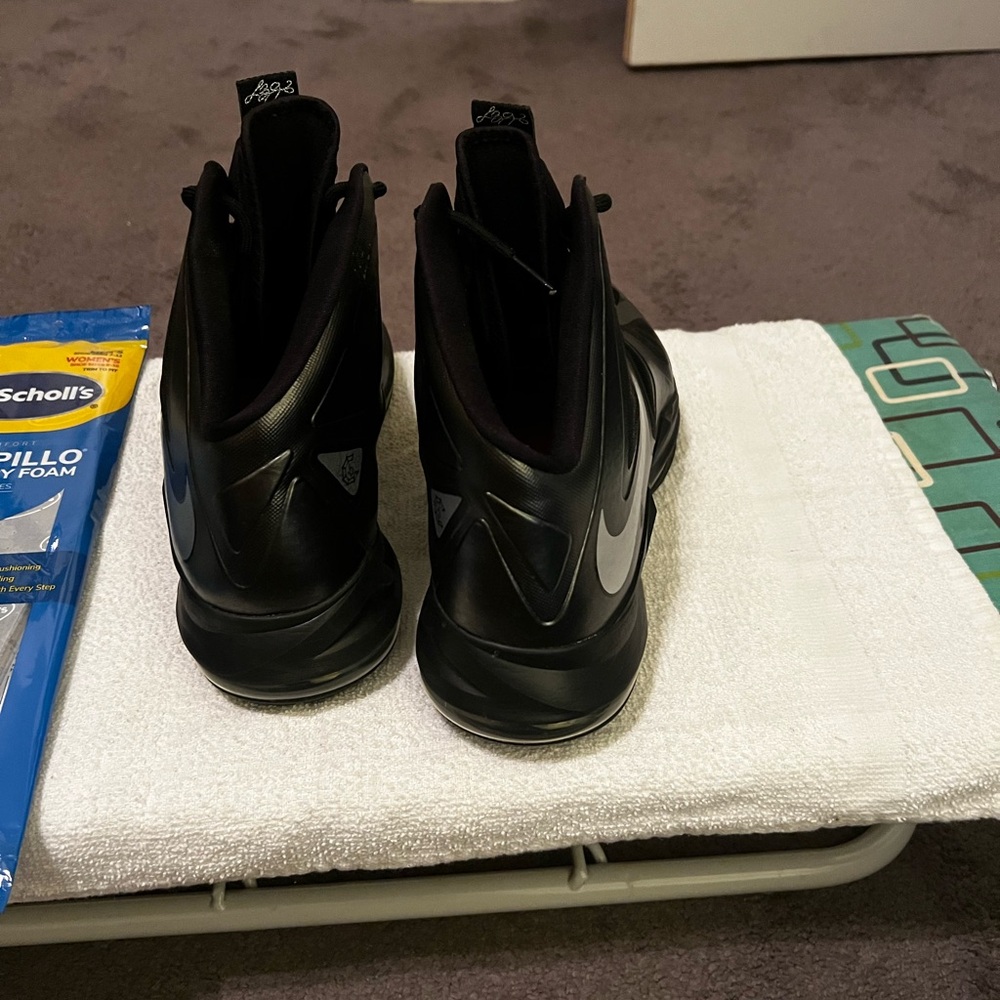 Nike LeBron X Carbon. Size 12. Preowned - Picture 3 of 6